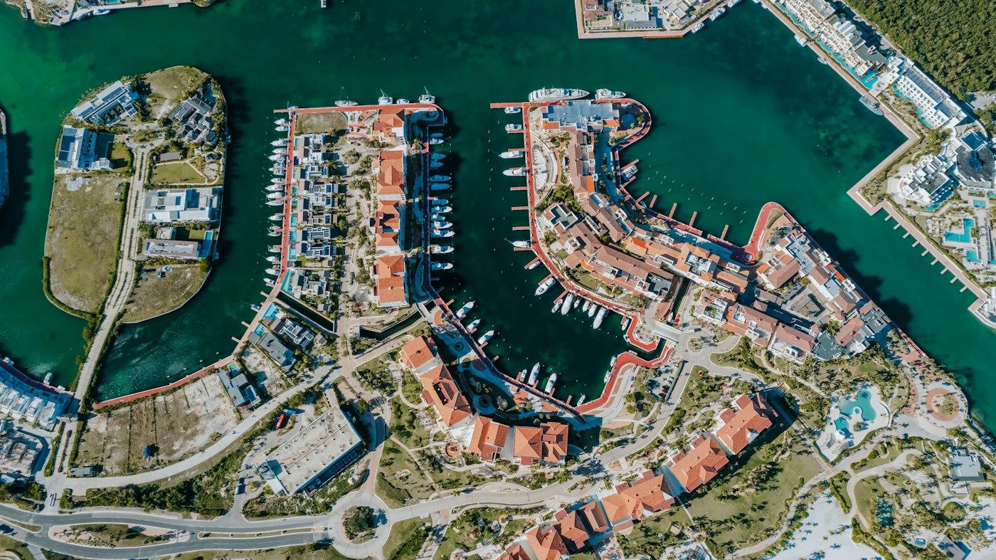 Vista aérea de la marina de Cap Cana con techos rojos y yates