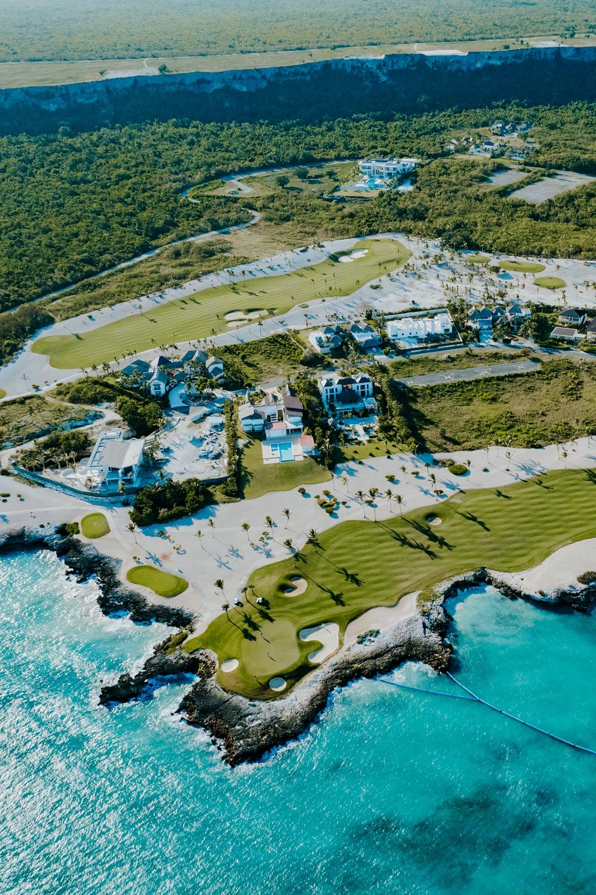 Vista aérea de la costa de Cap Cana, con campos de golf, villas y el mar Caribe